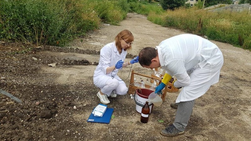 Ставропольский край охрана окружающей. Взятие проб воды. Эколог. Эколог фото. Проверяющий эколог.